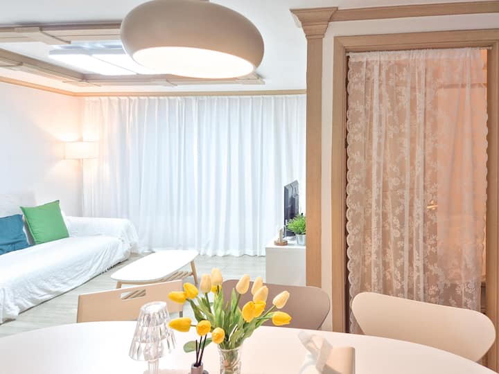 Il soggiorno e la cucina sono separati, quindi li abbiamo preparati in modo che tu possa stare comodamente come in una casa di famiglia. 