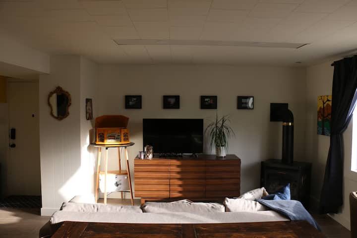 Private Suite Kitty-corner To The 'Fort' - Maple Ridge