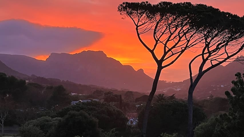 “Mountains and Sea” family home for 6 in Hout Bay