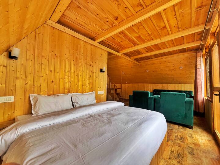 Spavaća soba na 1. katu s dnevnim prostorom.