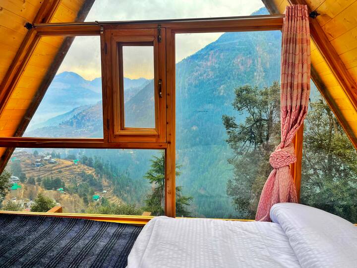 Gornja spavaća soba s pogledom na planine i dolinu kroz prozor.