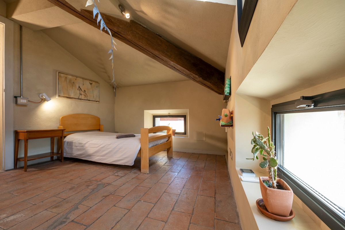 Habitación individual, era de Elia, la pequeña de la casa; gran armario de pared, Velux con control remoto para abrir y oscurecer. Hay algunos juegos y libros para niños. Sobre la cama pintada por Anna Baldi