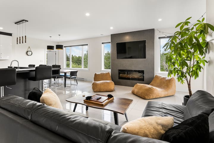 Luxurious, Spacious with 3 King beds + Soaker tub!