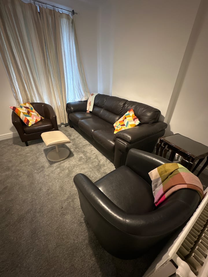 Entrez dans un havre de confort étonnamment spacieux, où la détente rencontre le style.
- Faites comme chez vous et détendez-vous dans le luxe.