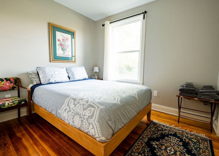 Segundo dormitorio luminoso con cómoda cama queen y ambiente relajante.