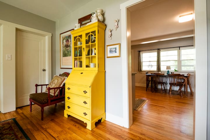 Cozy Winter Getaway 2BR King /Walk DT • Parking