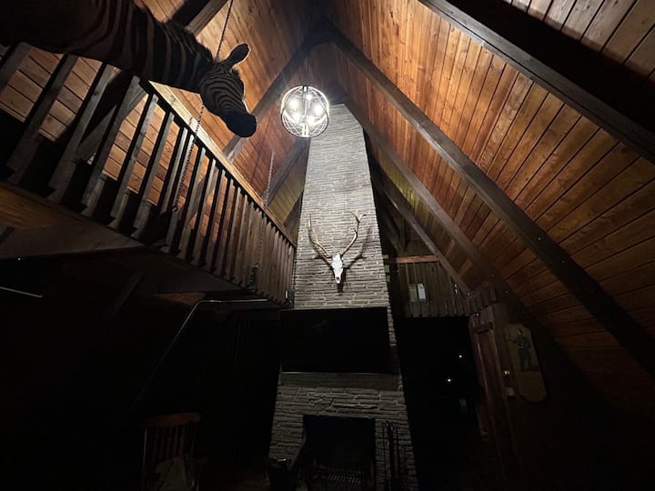 Peaceful Rustic Entire A-frame Cabin In The Woods - Cortland, OH