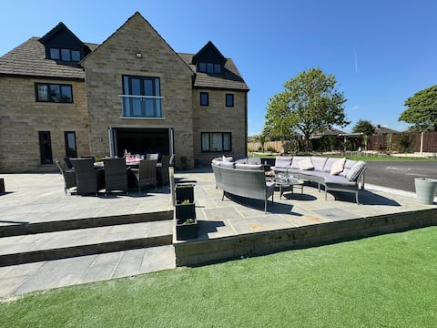 Successful Airbnb property: Superb Luxury Yorkshire Hot Tub Escape! in Barnsley
