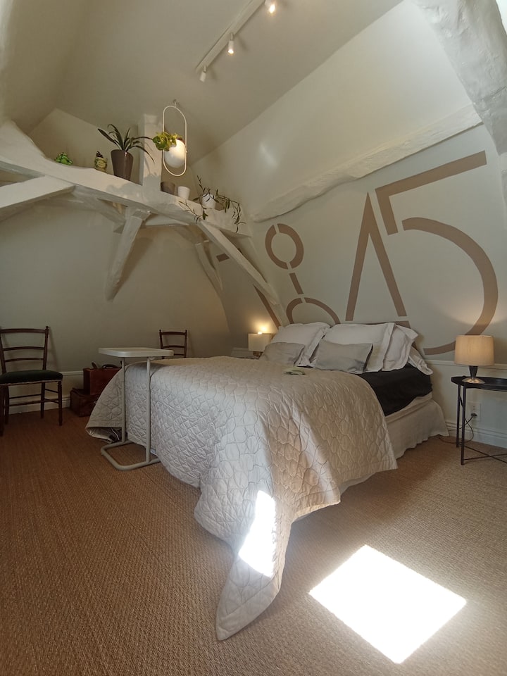 La chambre 1845 occupe tout le premier étage de la grande maison avec sa salle d'eau attenante. Le lit de 160 cm se compose de 2 matelas individuels de 30 cm d'épaisseur pour un confort individuel optimum. Elle offre une vue dégagée plein sud.