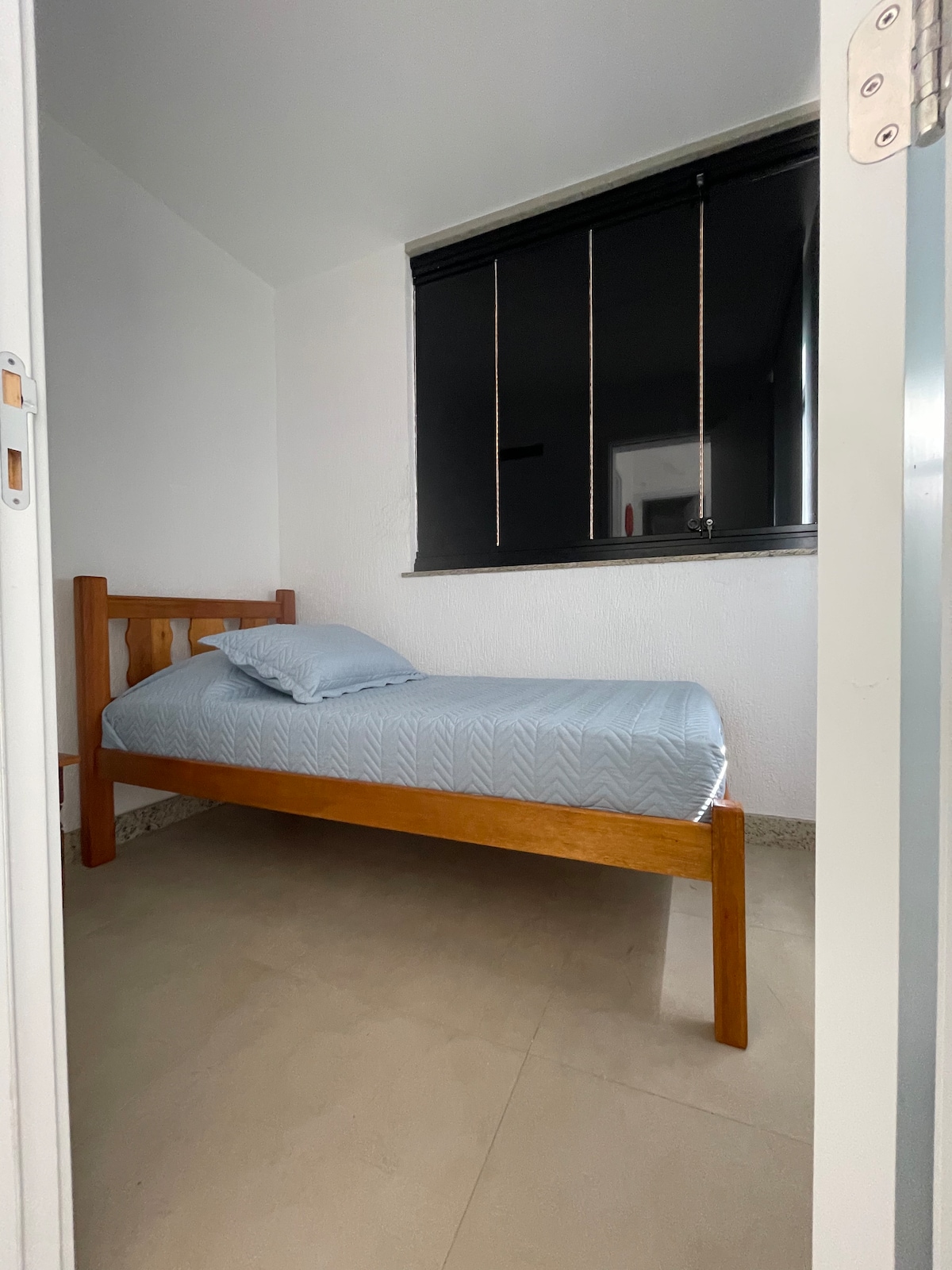 Dormitorio individual con aire acondicionado y acceso individual al baño.