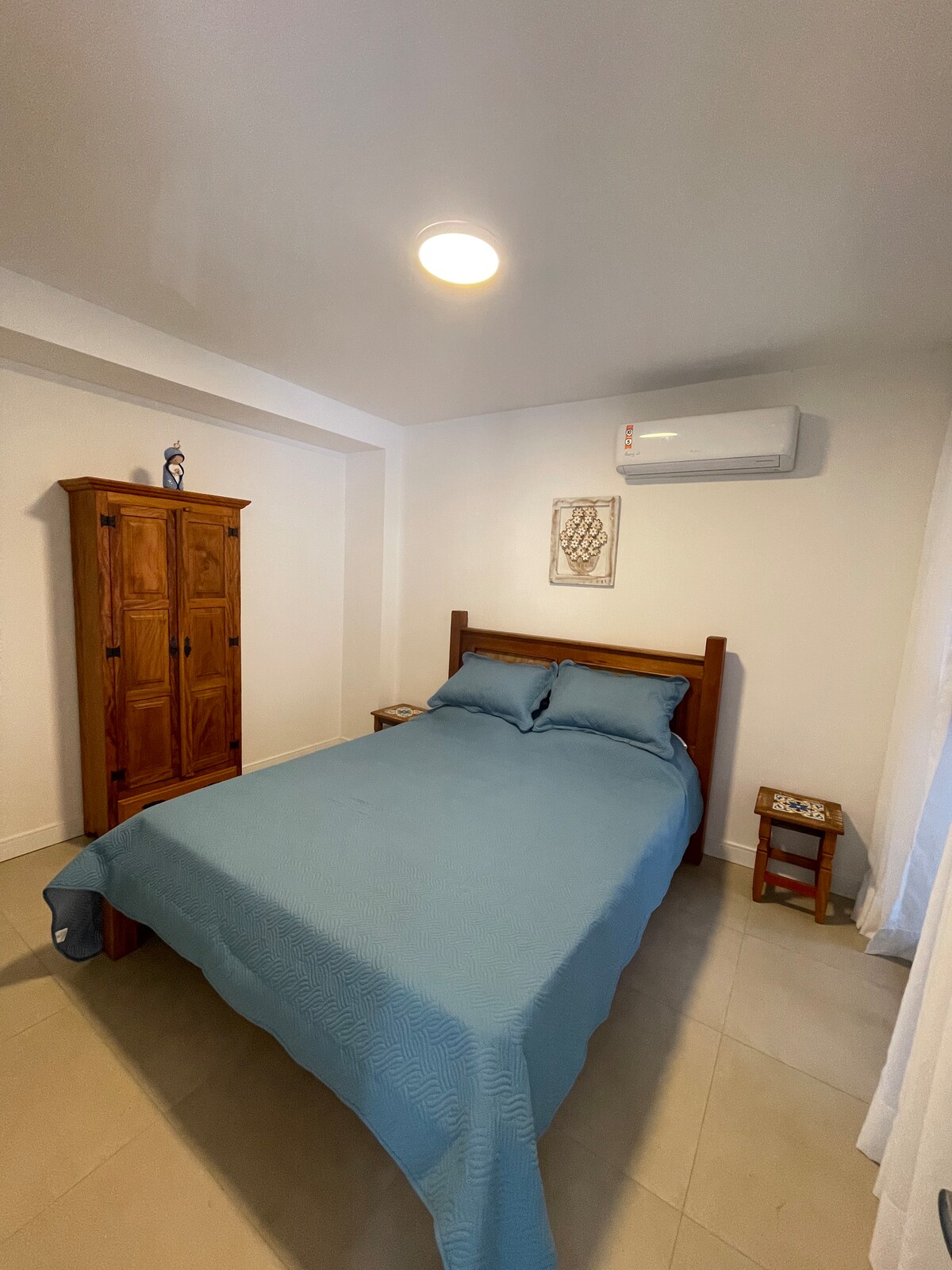 En suite con cama tamaño queen y acceso al porche.