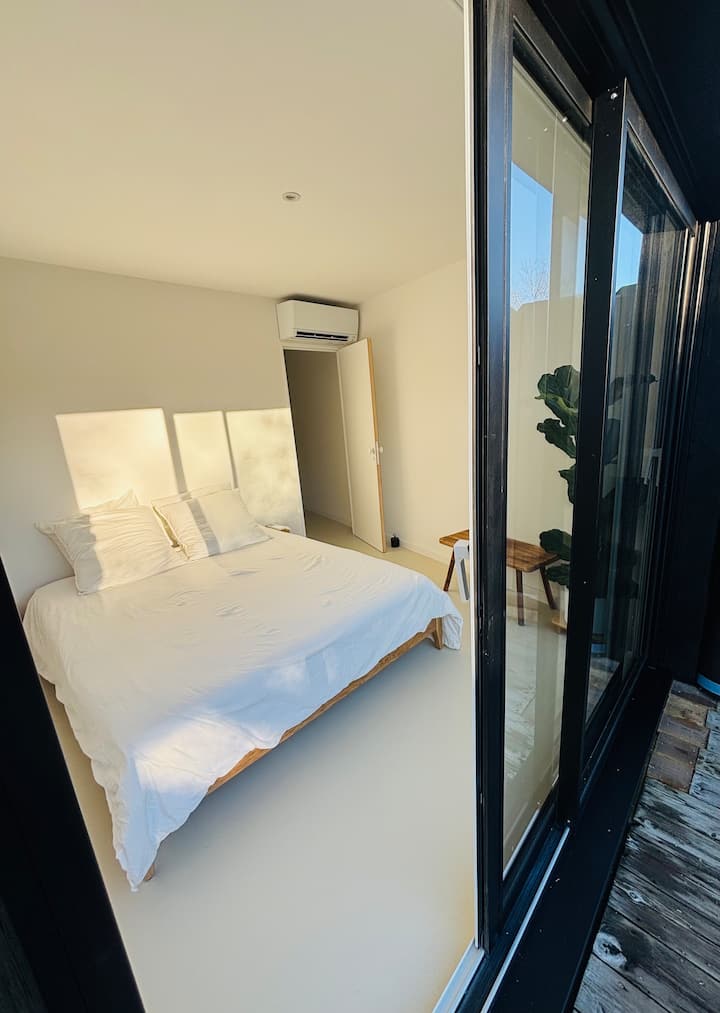 Кревет 160x200, со голем стаклен прозорец со пристап до терасата и базенот. Клима уред 