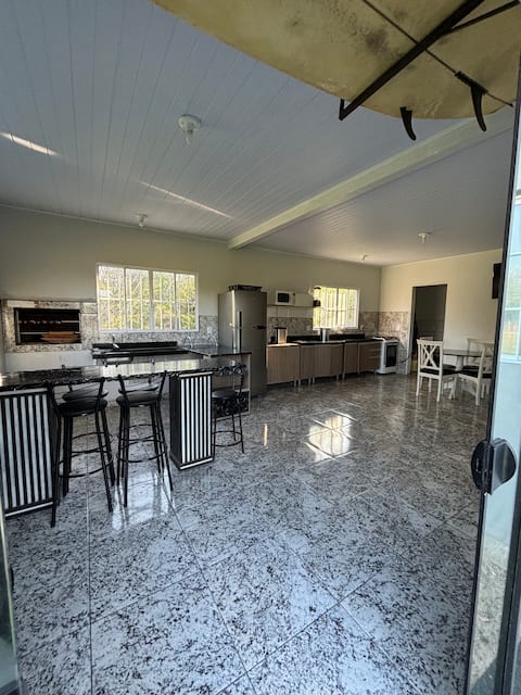 2 Air-conditioners, 3 Bathrooms, Large Parking 6 min Lagoa on foot