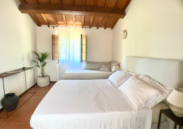 Ropa de cama de algodón natural, colchones cómodos y almohadas adicionales.