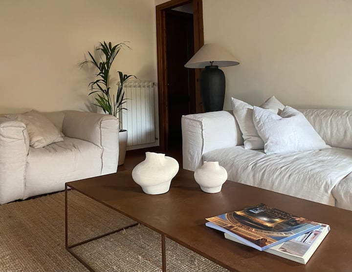 La luz natural y las texturas suaves crean un ambiente cálido