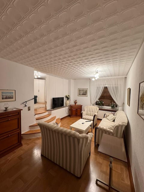 Erfolgreiche Airbnb-Immobilie: Detached house overlooking Messe Düsseldorf in Rhein Kreis Neuss