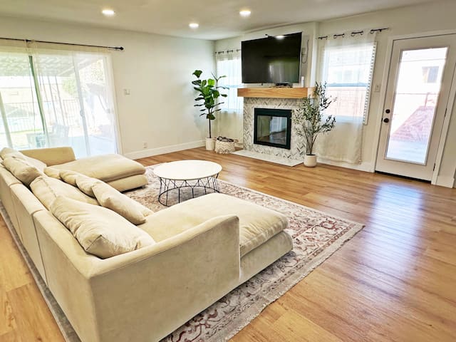 Spacious Quiet Whole House Pool King Bed 3 BR 2 Bh