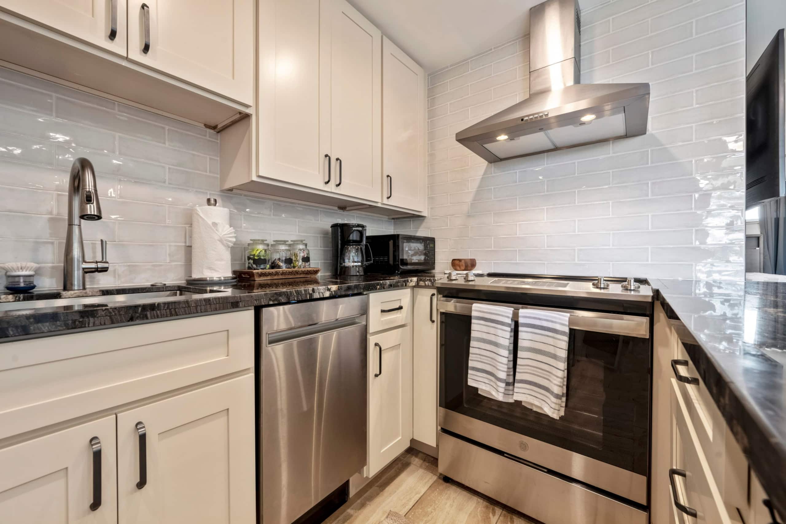 Condo in Lahaina · ★4.94 · 1 bedroom · 2 beds · 1 private bath - Image 12