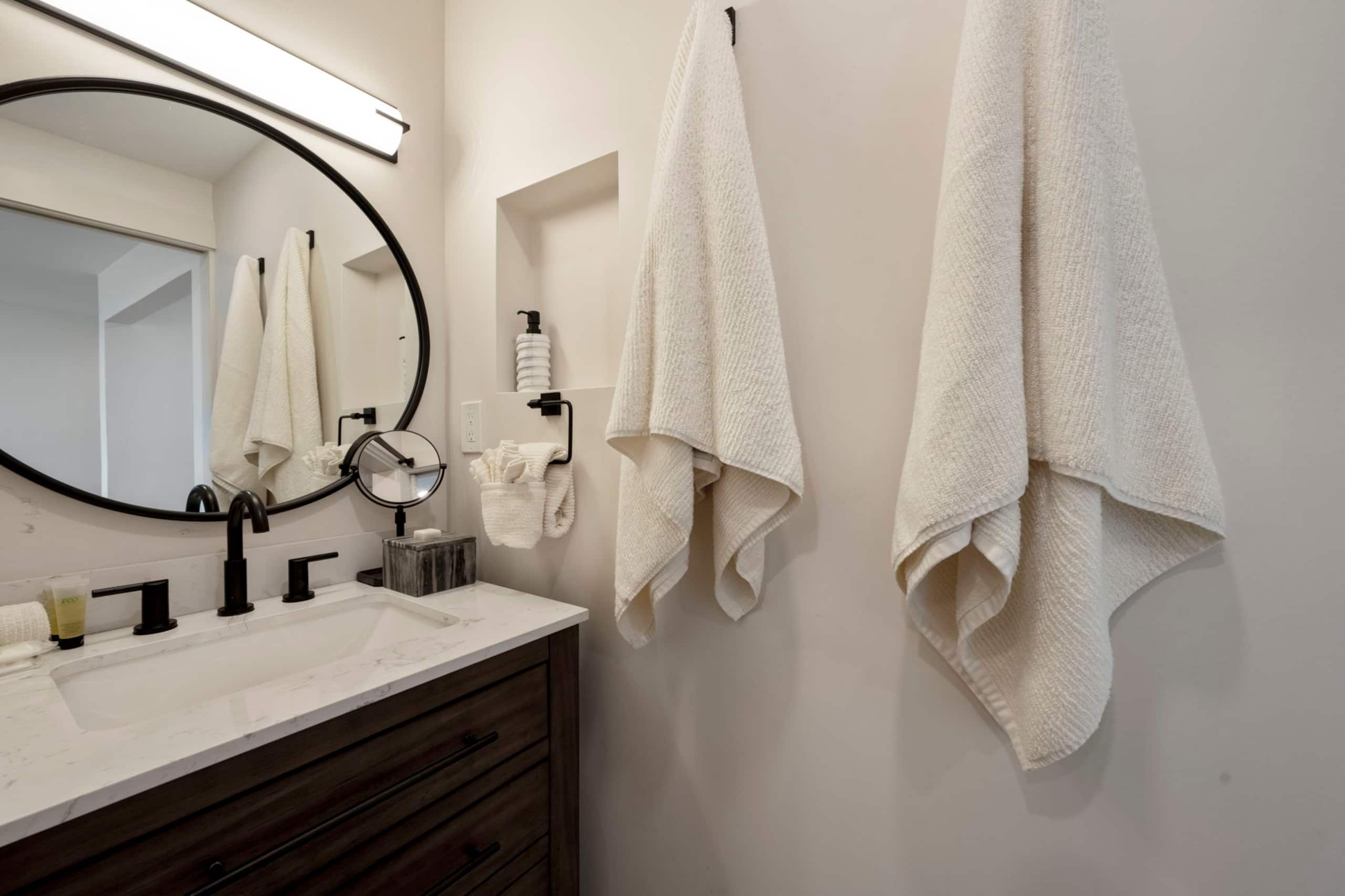 Condo in Lahaina · ★4.94 · 1 bedroom · 2 beds · 1 private bath - Image 29