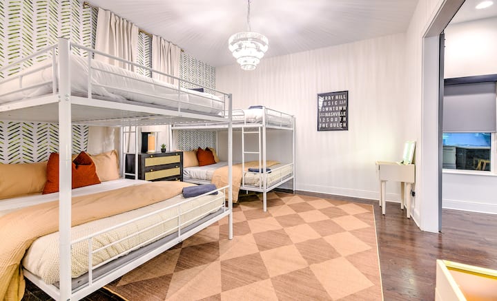 4 veľké manželské postele s vlastnou kúpeľňou s toaletou