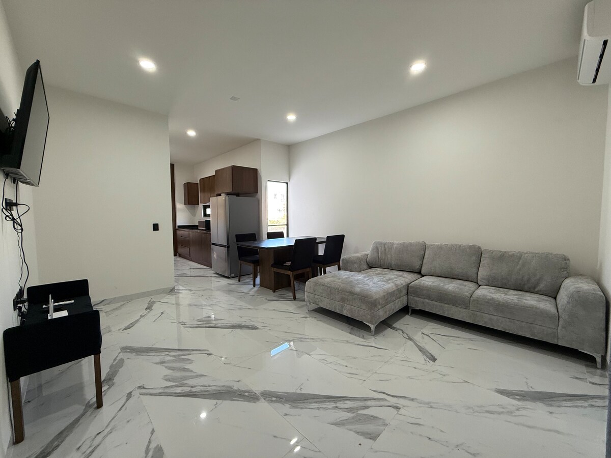 Თანამედროვე და ფართო ბინა დიდი მისაღები ოთახით, სმარტ-ტელევიზორით, კონდიციონერითა და აღჭურვილი სამზარეულოთი. Იდეალურია მაზატლანში სტუმრობისას კომფორტულად დასასვენებლად ან სამუშაოდ. Იდეალურია ოჯახებისთვის, წყვილებისთვის ან მეგობრებთან ერთად მოგზაურობისთვის! ️✨