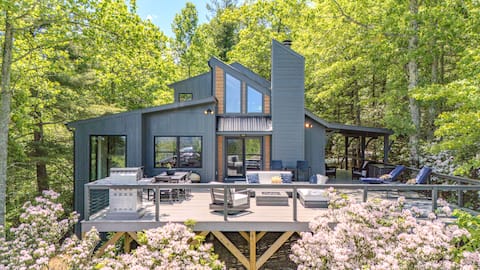 Modern mountain home, amazing views and hot tub