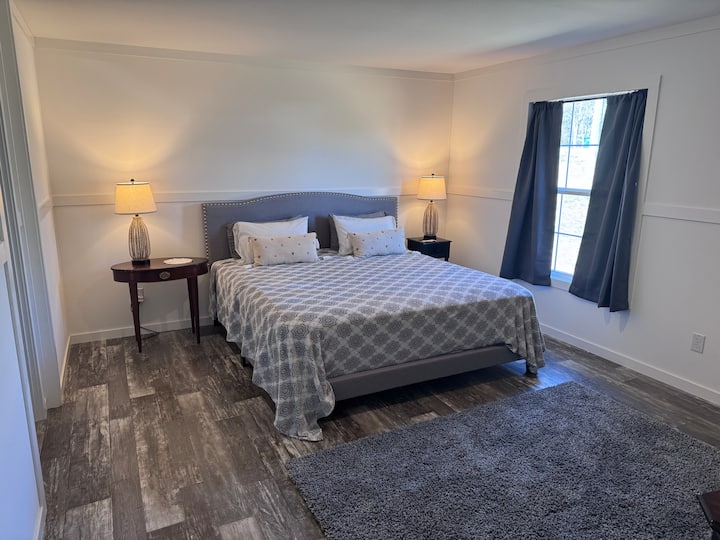 El dormitorio principal tiene cama tamaño king, cofre grande para tu ropa y TV. Las lámparas tienen puertos de cargador de teléfono. ¡Trae tus servicios de streaming!