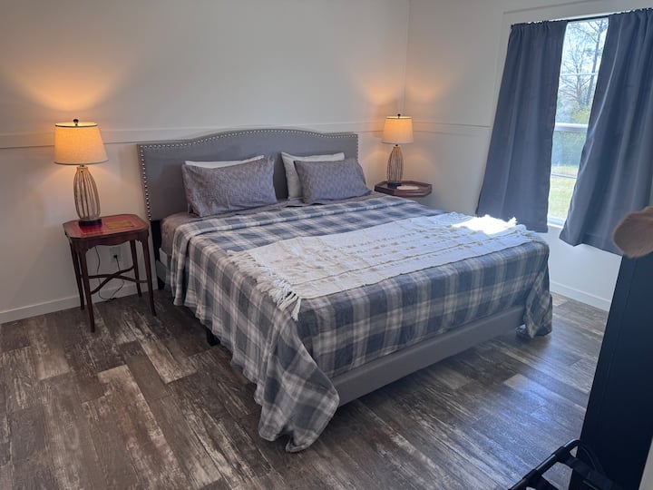 El segundo dormitorio tiene cama tamaño king, cofre para el almacenamiento, dos soportes de equipaje y vestidor. Las lámparas pueden cargar tus teléfonos.