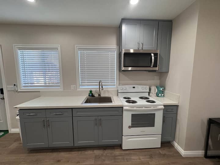 Bedroom Private Bathroom /Stov - El Monte, CA