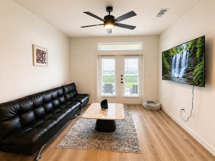 Charming 2br Katy Apt: Pet Work & Family Friendly - Katy