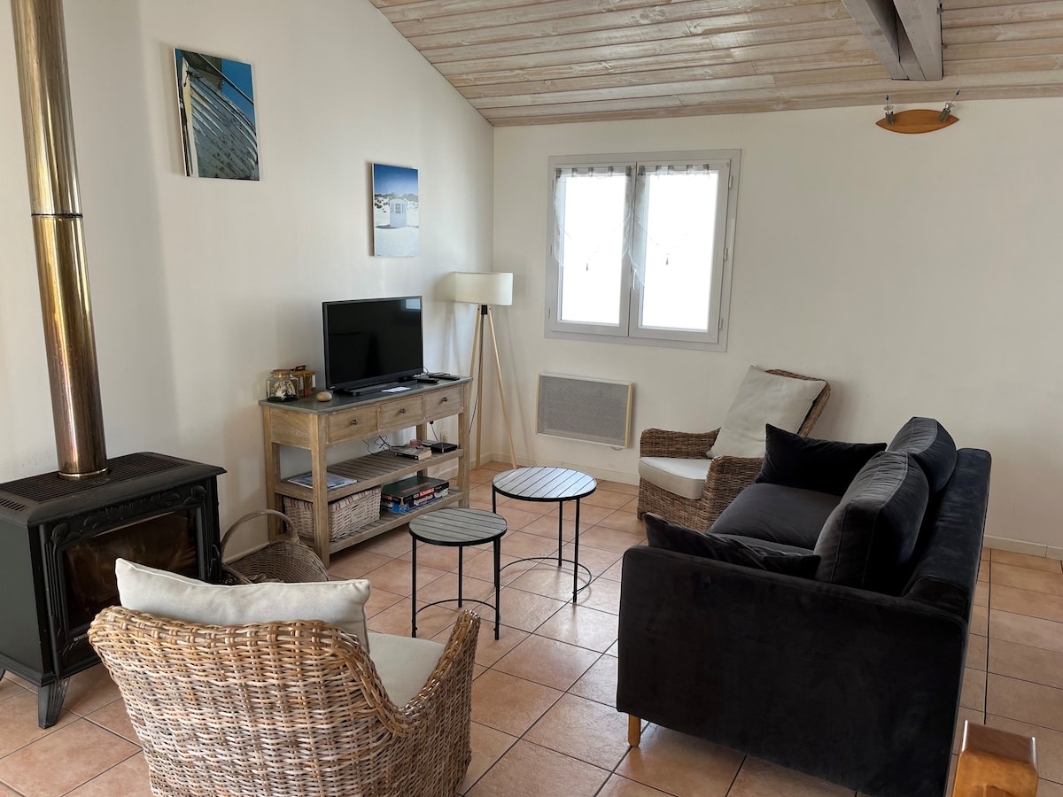 Popular Airbnb listing: Center of La Tranche-sur-Mer, quiet, terrace, bicycles. in La Tranche Sur Mer