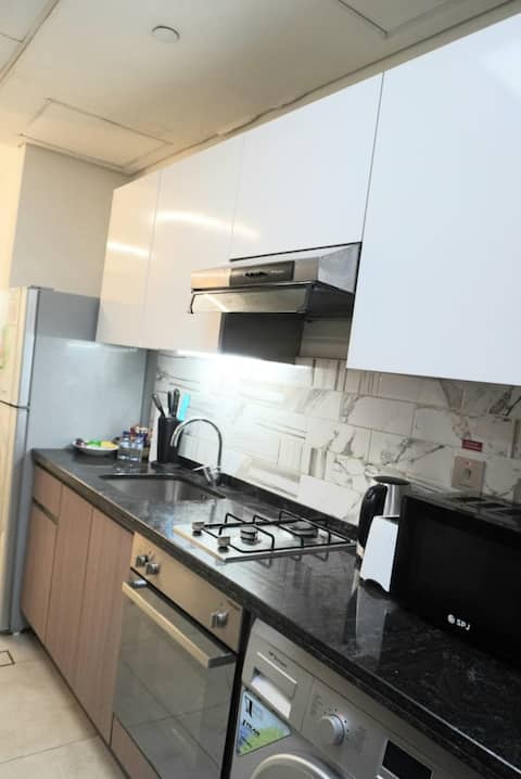 Successful Airbnb property: 1BR with pool view near metro-Free private parking in Jebel Ali First