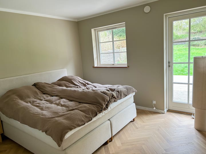 Გაითვალისწინეთ, რომ მე-4 საძინებელი დაბლოკილი დარჩება, თუ ჯავშანი გათვლილია 6 სტუმარზე ან ნაკლები. Აღნიშნული აისახება 6-ზე მეტი სტუმრისთვის განკუთვნილ ფასწარმოქმნის ჯავშნებში, რადგან ოთახის დასაჯავშნად საჭიროა პირადი ნივთების გასუფთავება.