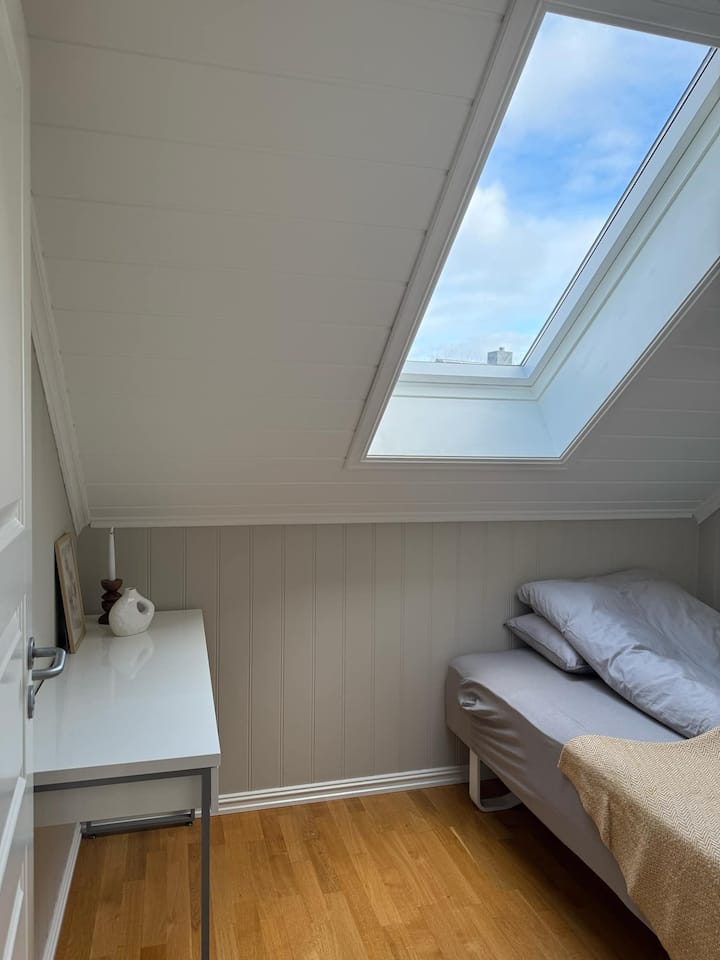 Acogedora habitación con escritorio