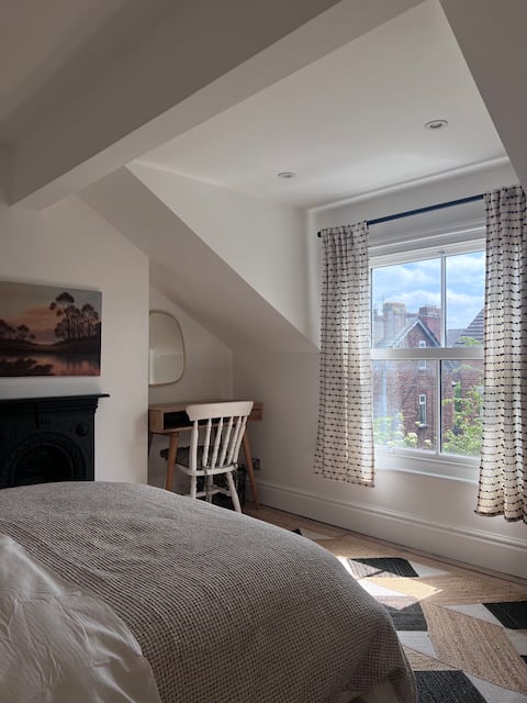 Top Airbnb: cosy 2 bed loft near to trendy cafés + manchester in Chorlton