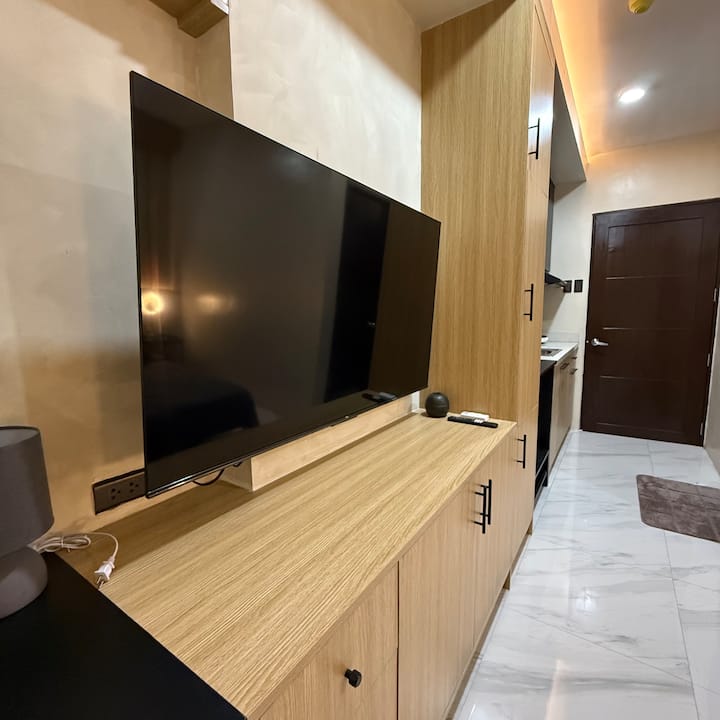 Cozy Suite W/ Huge Tv: Pool, Gym, Wifi, & Parking - Talísay
