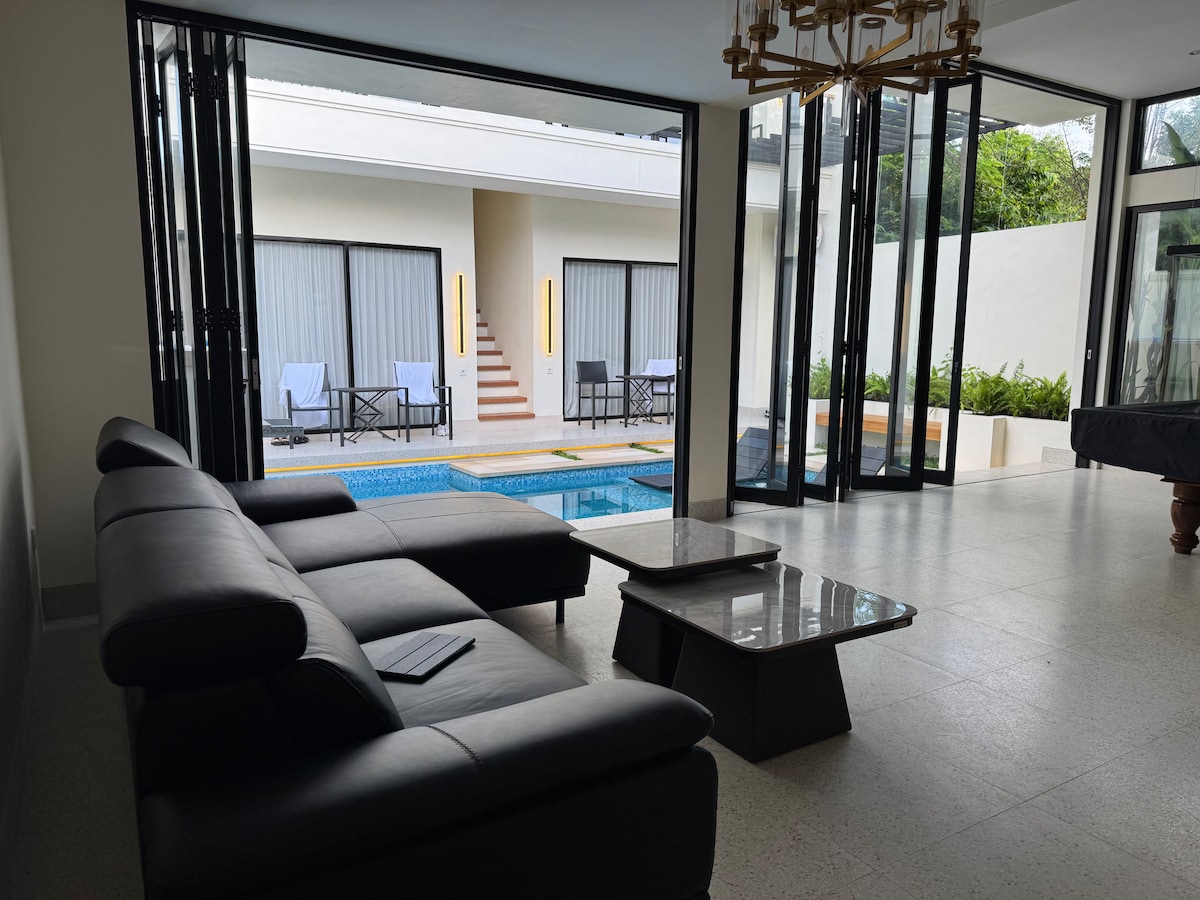Villa in South Kuta · ★5.0 · 4 bedrooms · 4 beds · 4 private baths, Airbnb-Vergleich