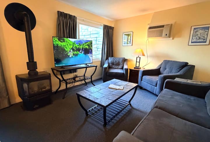 Walkable Stowe Condo: Pool, Hot Tub, Fireplace - Stowe, VT