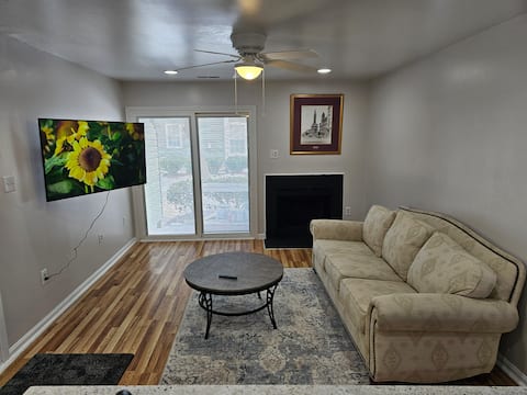 Entire One Bedroom Apartment with Free Parking