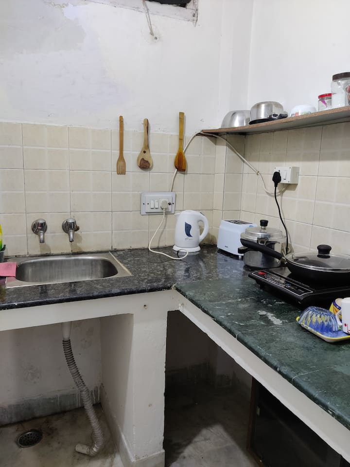 Priv8 Ac Studio W/bath Kitchen- Southdelhi 3rdflr - New Delhi