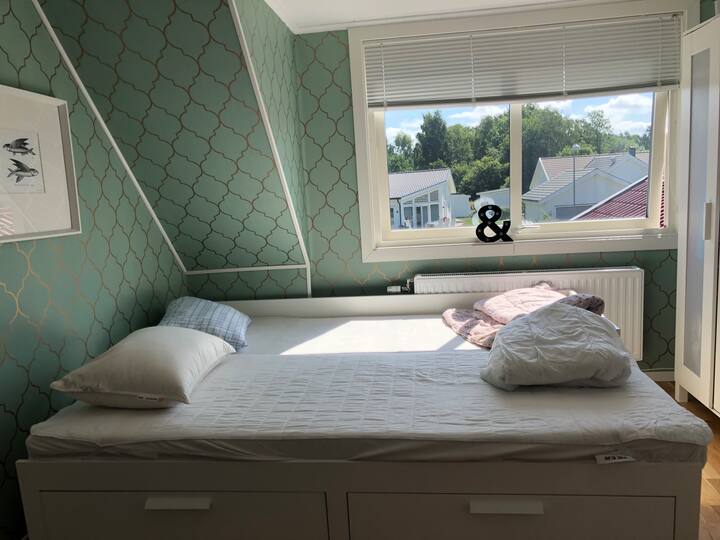 
Sofa na razvlačenje u dnevnom boravku na katu u velikoj kući. Dva kreveta širine 90 cm koji se mogu spojiti u jedan bračni krevet. 