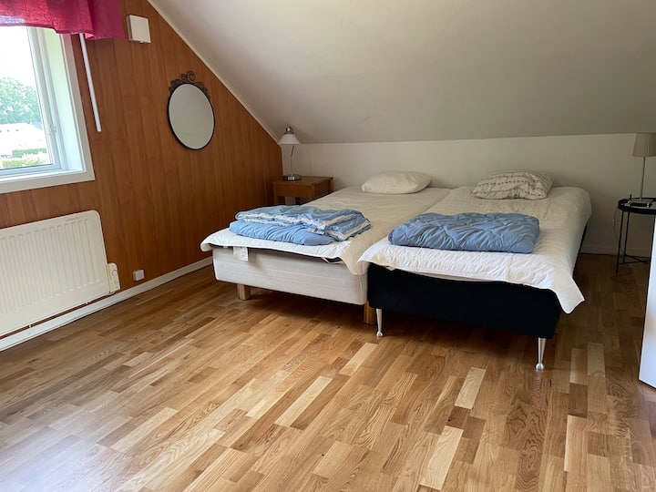 Spavaća soba na katu u maloj seoskoj kućici. Dva kreveta širine 90 cm koji se mogu spojiti u jedan bračni krevet. 