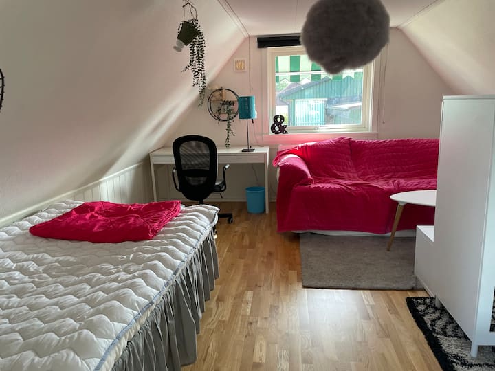 Na gornjem katu velike kuće nalazi se iznimno širok krevet širine 140 cm. 