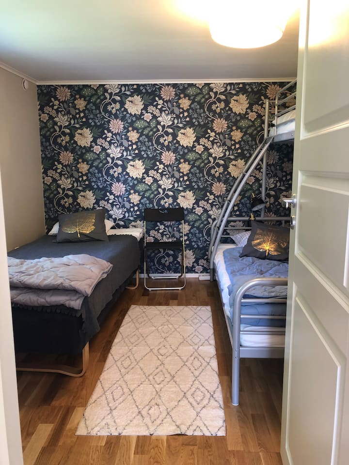 Spavaća soba br. 5 u maloj kolibi na donjem katu. Jedan krevet od 90 cm. Krevet na kat čiji je donji dio iznimno širok (120 cm) i gornji dio širine 90 cm.