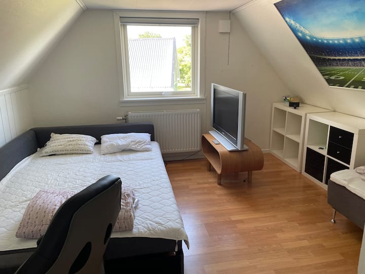 Ekstra široki krevet, 140 i sofa za dvoje. 