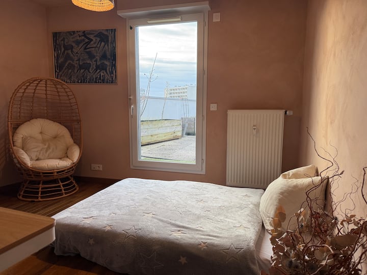 Spálňa s prístelkou a písacím stolom. Prístup na strechu.