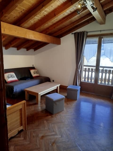 Popular Airbnb listing: the little refuge in Demi Quartier