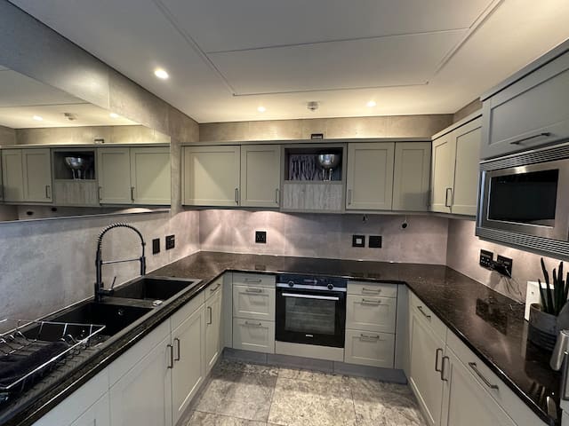 Secure V&A Waterfront apartment with a 1000 views! gallery image 5