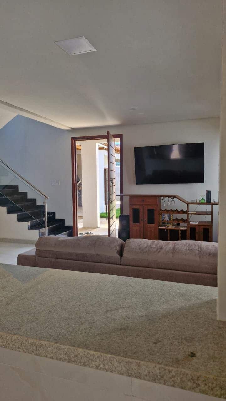 غرفة معيشة مع تلفزيون ذكي 65بوصة