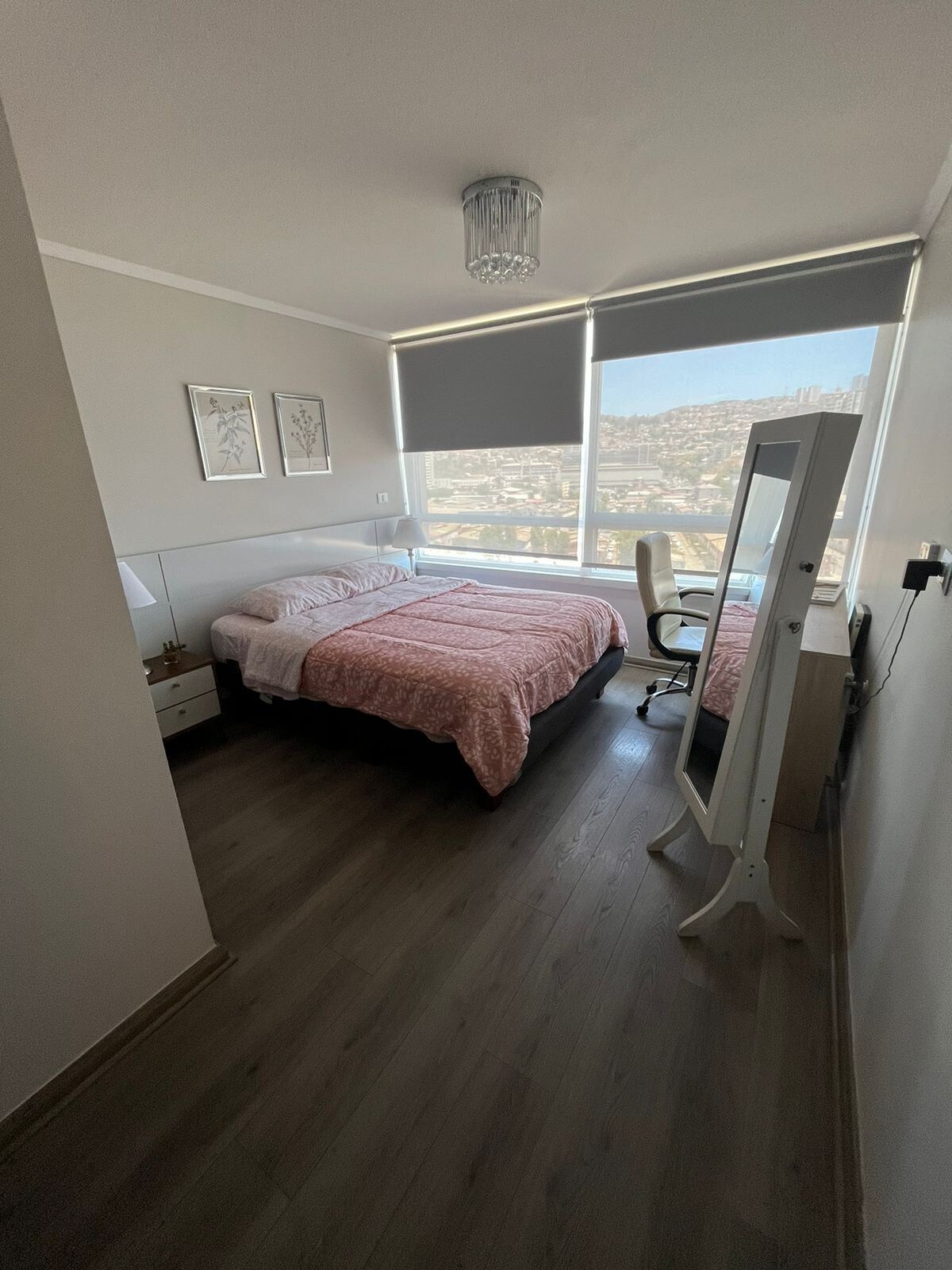 Prostrana i svijetla glavna spavaća soba s bračnim krevetom i radnim stolom idealnim za rad na daljinu. Veliki prozori pružaju prekrasan pogled na grad, a prostor ispunjavaju prirodnim svjetlom i stvaraju ugodnu atmosferu za odmor.